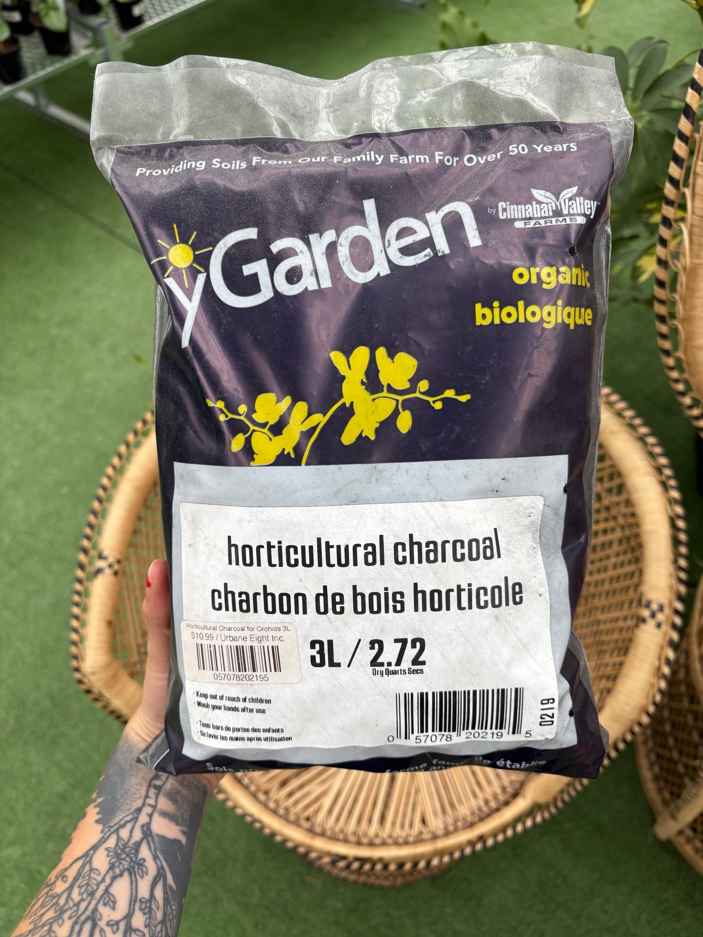 Bag of organic horticultural charcoal with visible branding on a green background