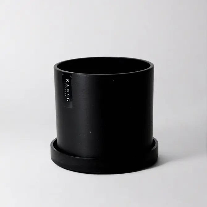 Black pot with 'KANSO' designs branding on a white background